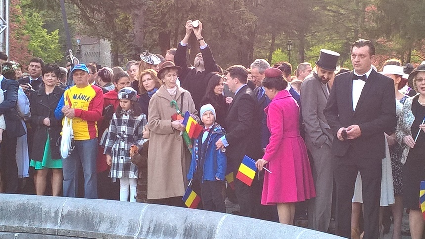 Mii de oameni au scandat la Peles: Trăiască Regele!