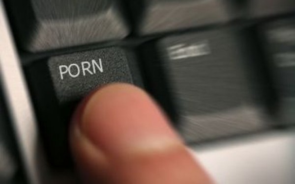 Barbat care a distribuit filme cu fetite si de 3 ani abuzate sexual, retinut