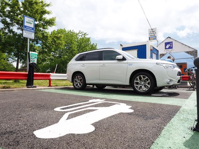 Încărcarea mașinilor electrice la stațiile publice din Sibiu va fi mai ieftină decât propusese primăria