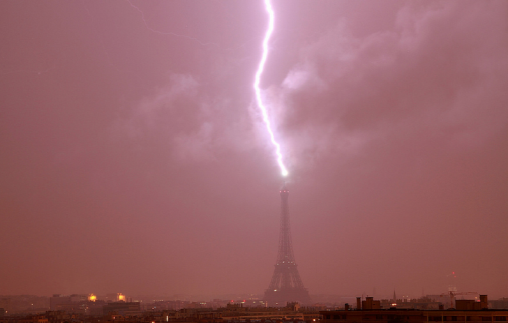 Turnul Eiffel, lovit de fulger