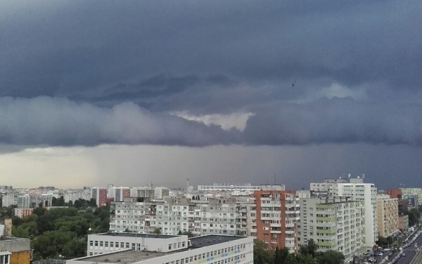 Furtuna a făcut prăpăd în Capitală