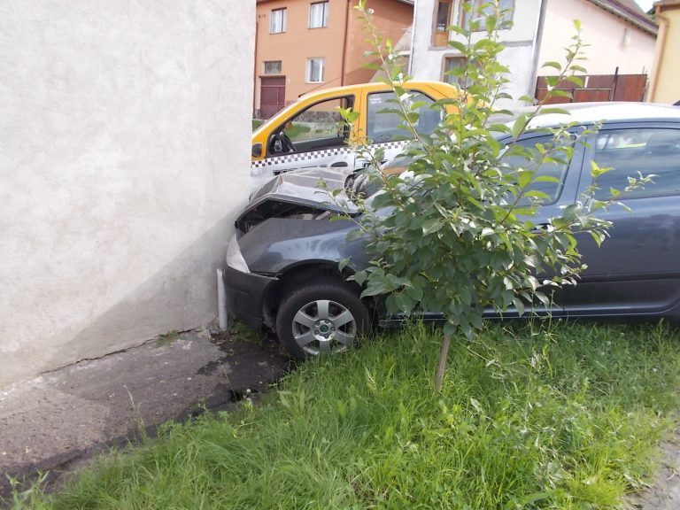 GALERIE FOTO: Două mașini au ajuns în zidul unei case din Mediaș