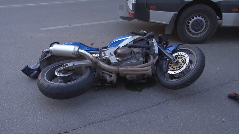 Accident grav: S-au răsturnat cu motocicleta într-un lan de porumb