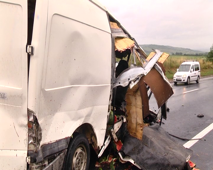 GALERIE FOTO – Un TIR și un microbuz s-au ciocnit violent la Miercurea Băi