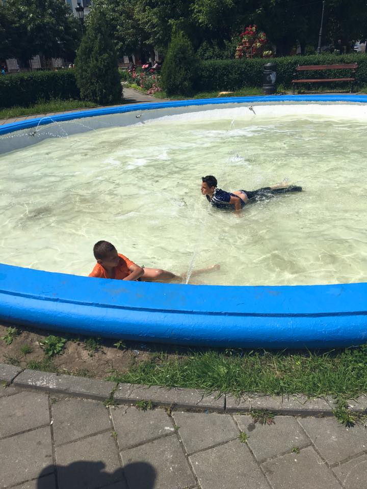 GALERIE FOTO: Au făcut baie în arteziana din centrul Mediașului