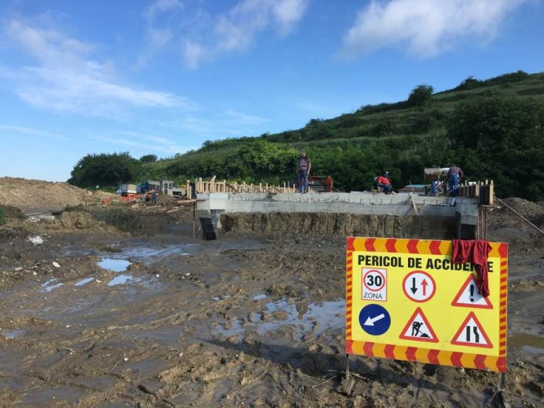 FOTO – Circulație reluată la Boian, apele încep să se retragă