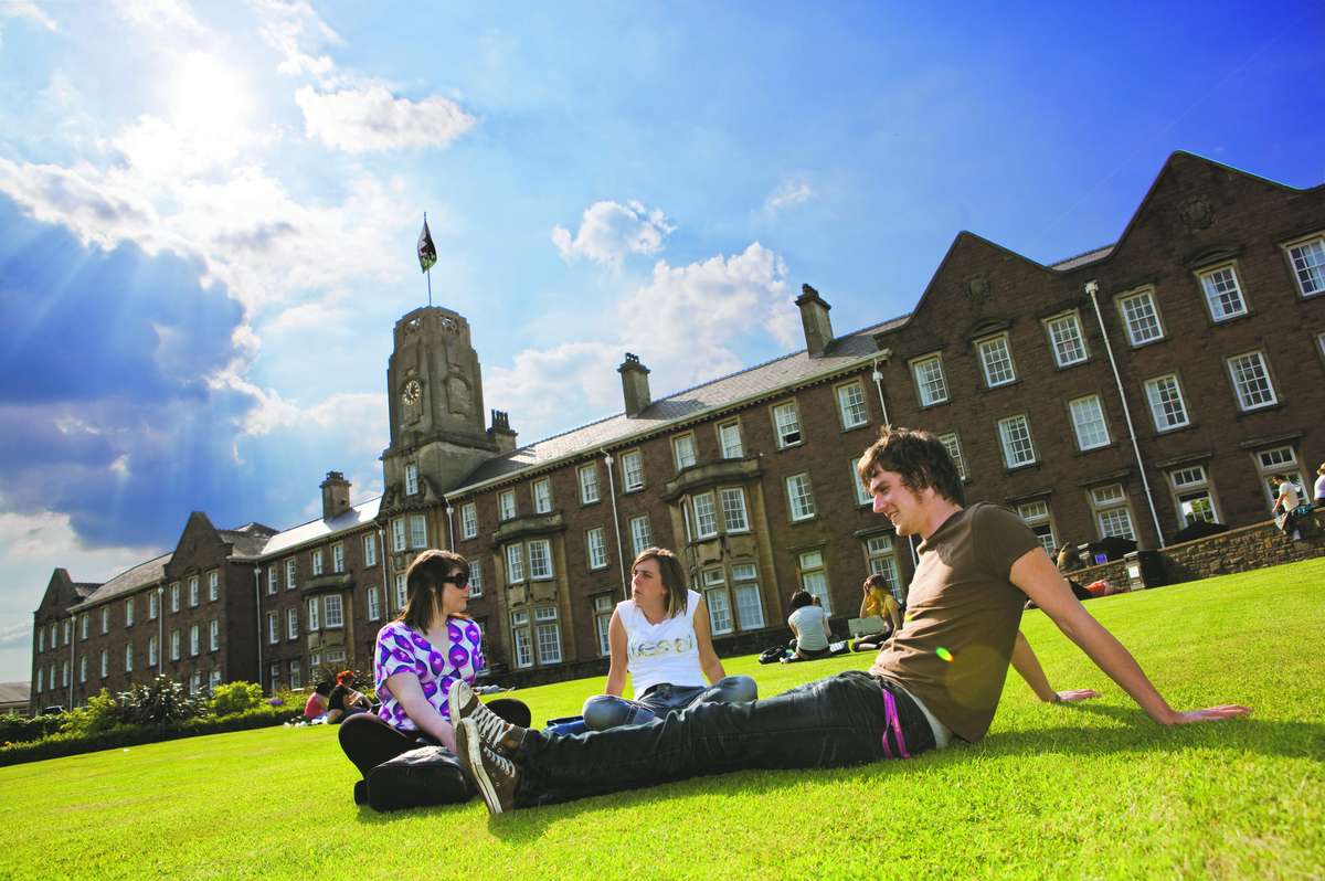 Tinerii, atrași de universități din străinătate