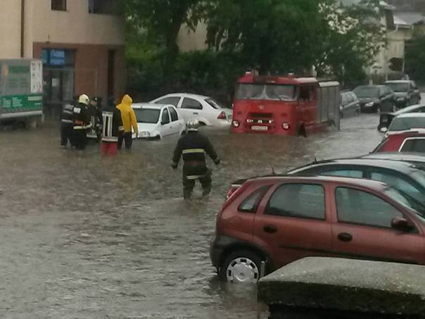 Hidrologii au emis cod portocaliu de inundaţii pe râuri din 10 judeţe până sâmbătă la ora 12.00