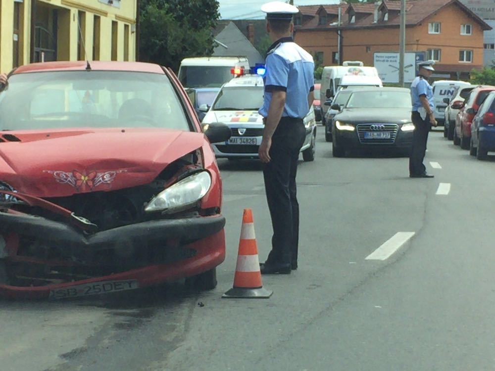 FOTO: Accident cu trei mașini pe strada Lungă