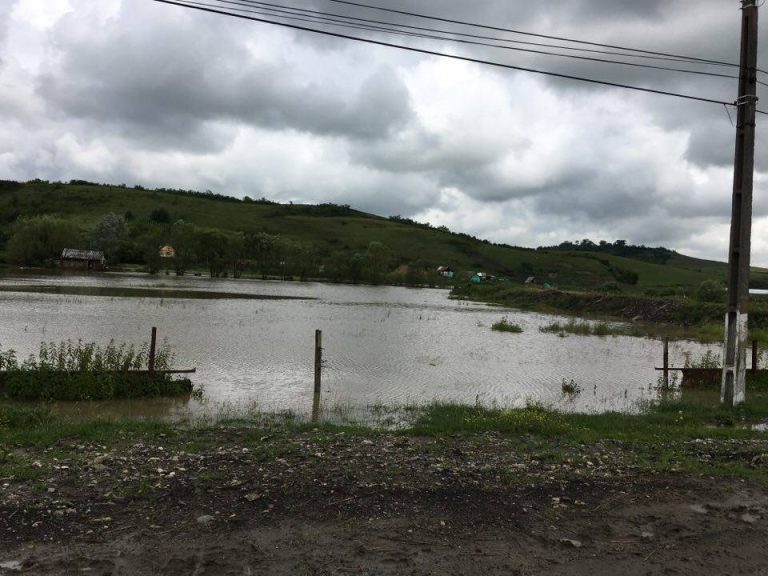 Peste 700.000 lei, valoarea pagubelor produse de inundatii