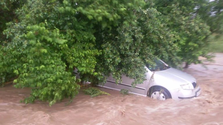 FOTO – Mașină luată de ape pe DN 14 A. Drumul județean Boian – Cetatea de Baltă este blocat