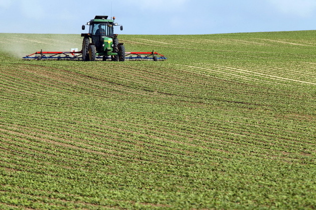 Proiect: Străinii vor putea cumpăra cel mult 50 de hectare de teren arabil
