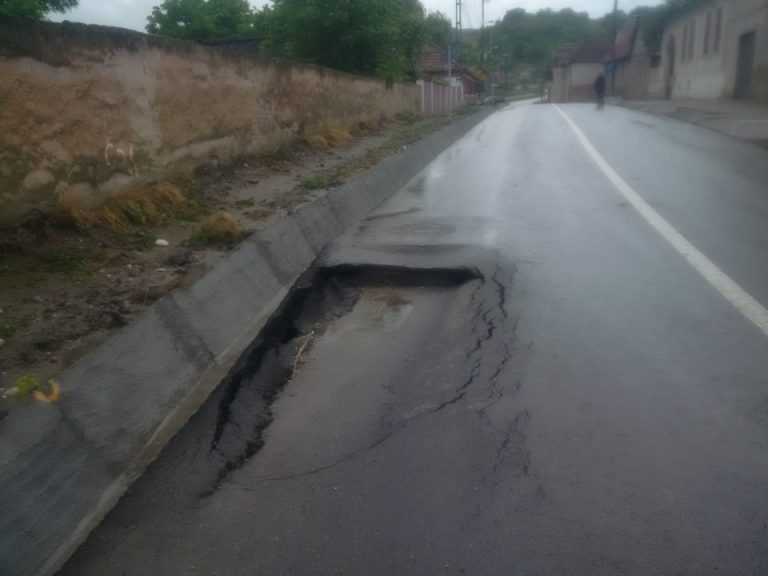 GALERIE FOTO – O stradă a crăpat la câteva luni de la asfaltare. Crater-capcană pentru șoferi
