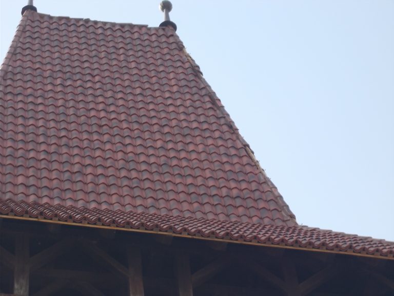 GALERIE FOTO – Turn medieval din Mediaș, lovit de trăsnet. Două autoturisme au fost avariate de țigle