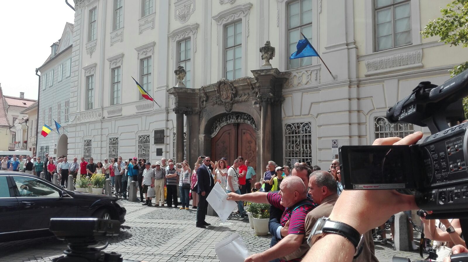 Bărbatul care i-a dat un memoriu lui Iohannis l-a stropit cu cerneală pe Emil Constantinescu