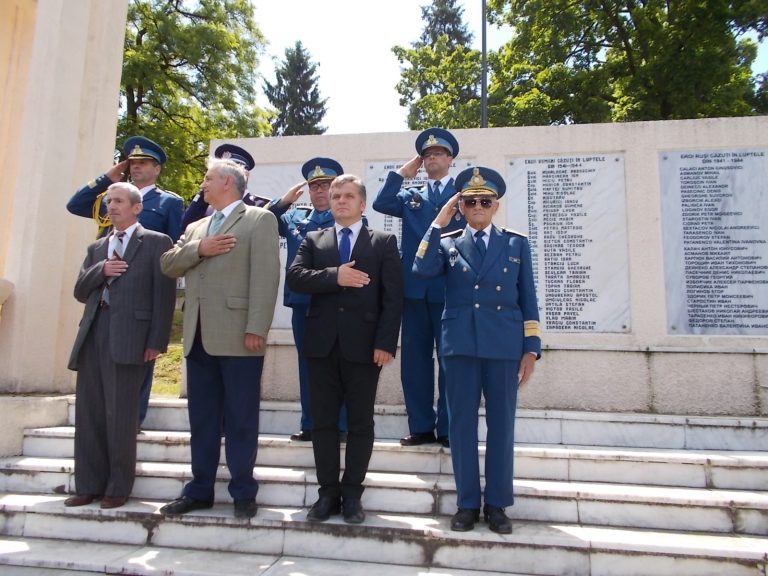 GALERIE FOTO: Mediașul a marcat Ziua Eroilor