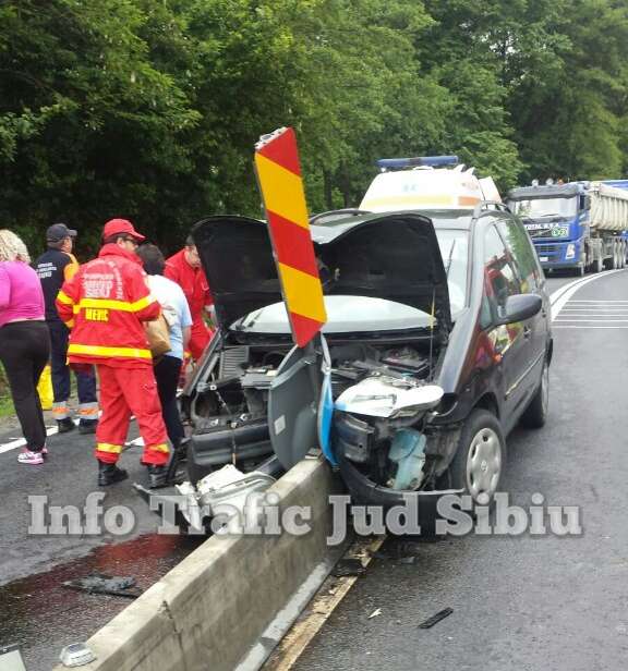 UPDATE: Trafic blocat pe Hula Bradului, trei raniti intr-un accident