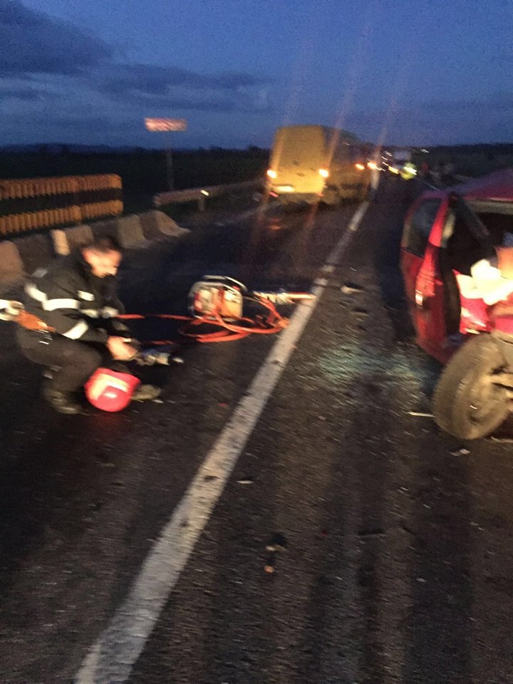 Accident grav pe DN1, doua microbuze si o masina implicate