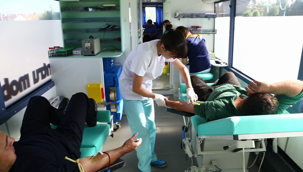 30 de preoți, jandarmi și ofițeri din Agnita au donat sânge