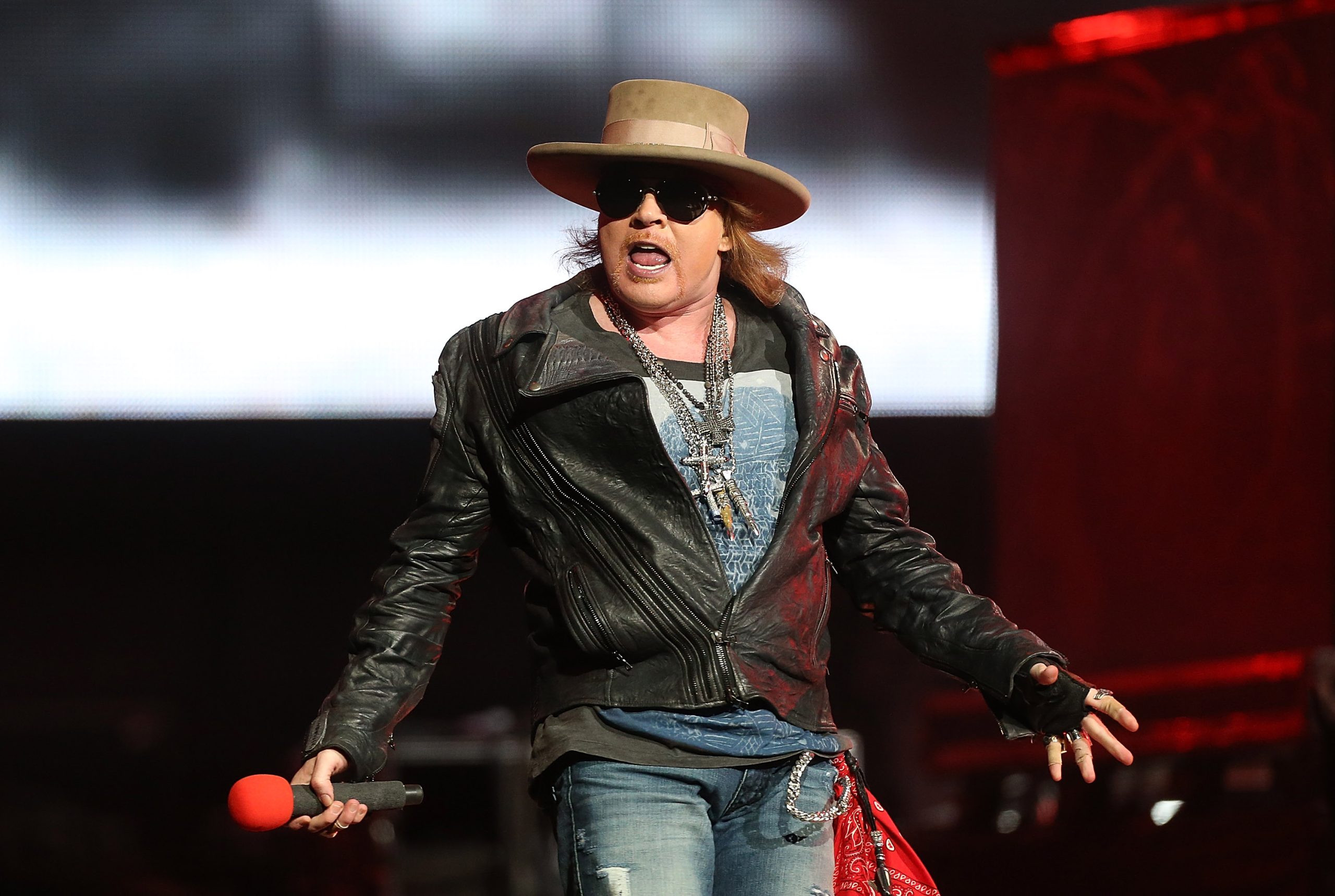 Axl Rose va canta in 10 concerte cu AC/DC