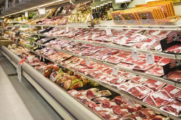 Carne și brânză stricate, găsite în cea mai mare piață