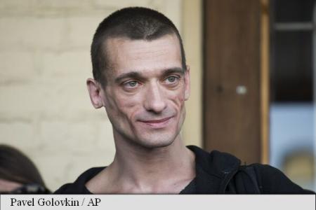 Rusia: Un artist care a incendiat intrarea în sediul fostului KGB a fost amendat cu 7.600 de dolari
