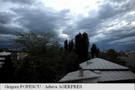 Cod Galben de furtuni în 12 județe din vestul țării; în sud, est și local în centru disconfort termic accentuat