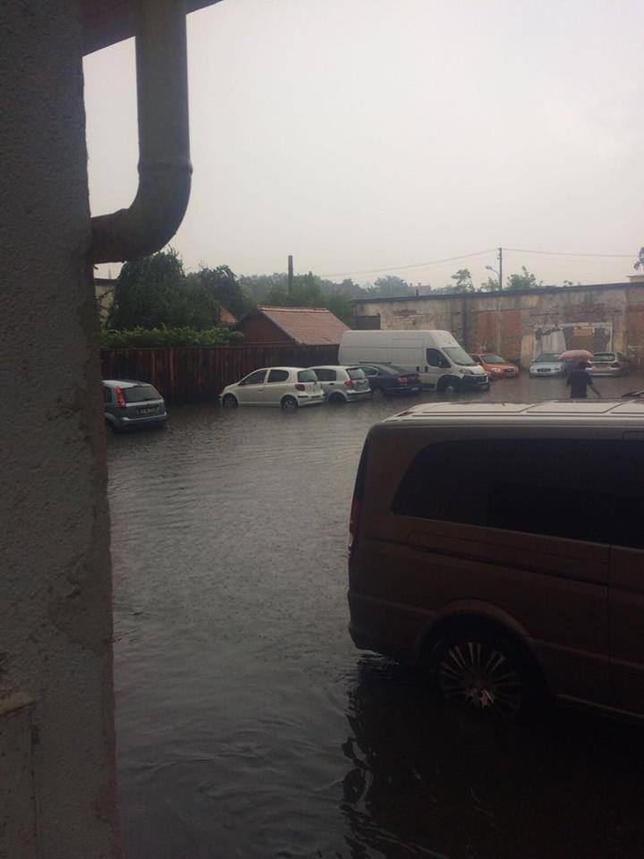 FOTO: Inundaţii în Sibiu după ploaia torenţială