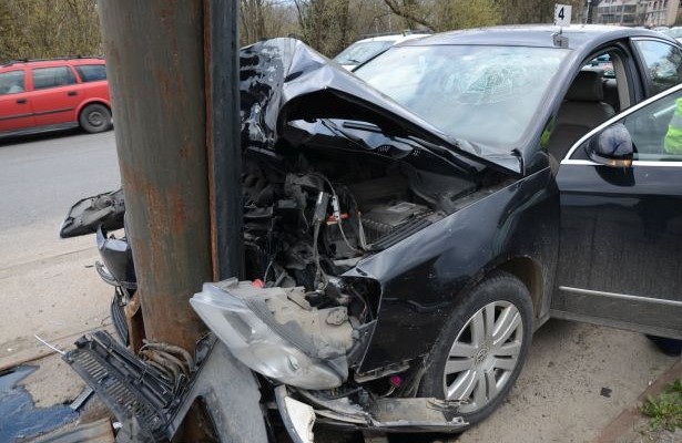 Accident la Tălmaciu, o maşină a intrat într-un stâlp