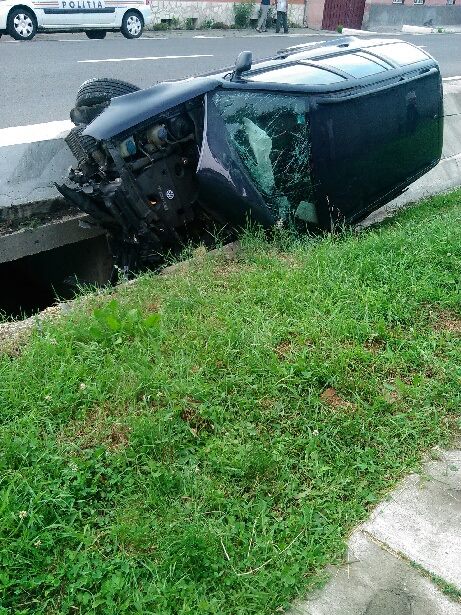 FOTO – 4 răniți după ce o mașină a intrat într-un cap de pod