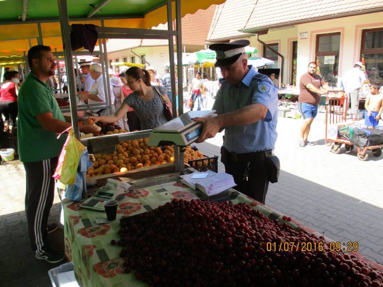 GALERIE FOTO – Comercianții care înșeală la cântar, controlați în Piața Mediaș