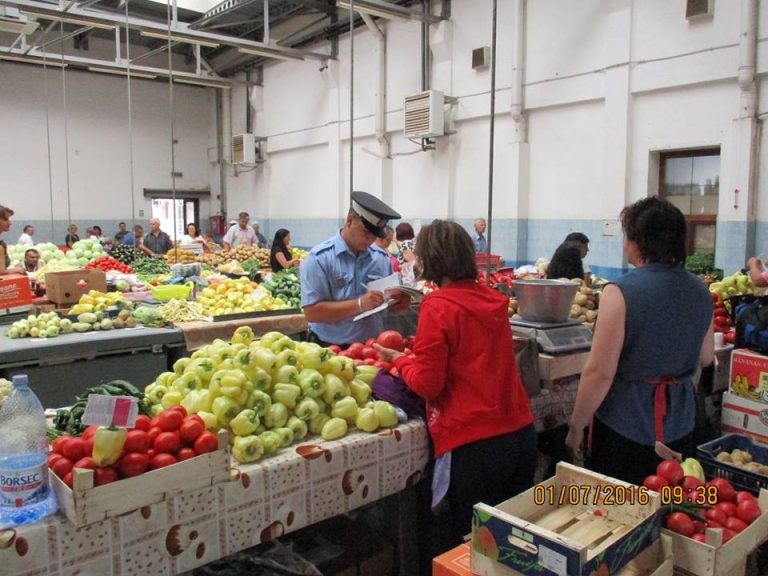 Mai mulți comercianți, dați afară din Piața Mediaș