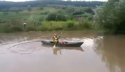 FOTO și VIDEO – La plimbare cu caiacul pe străzile inundate din Mediaș
