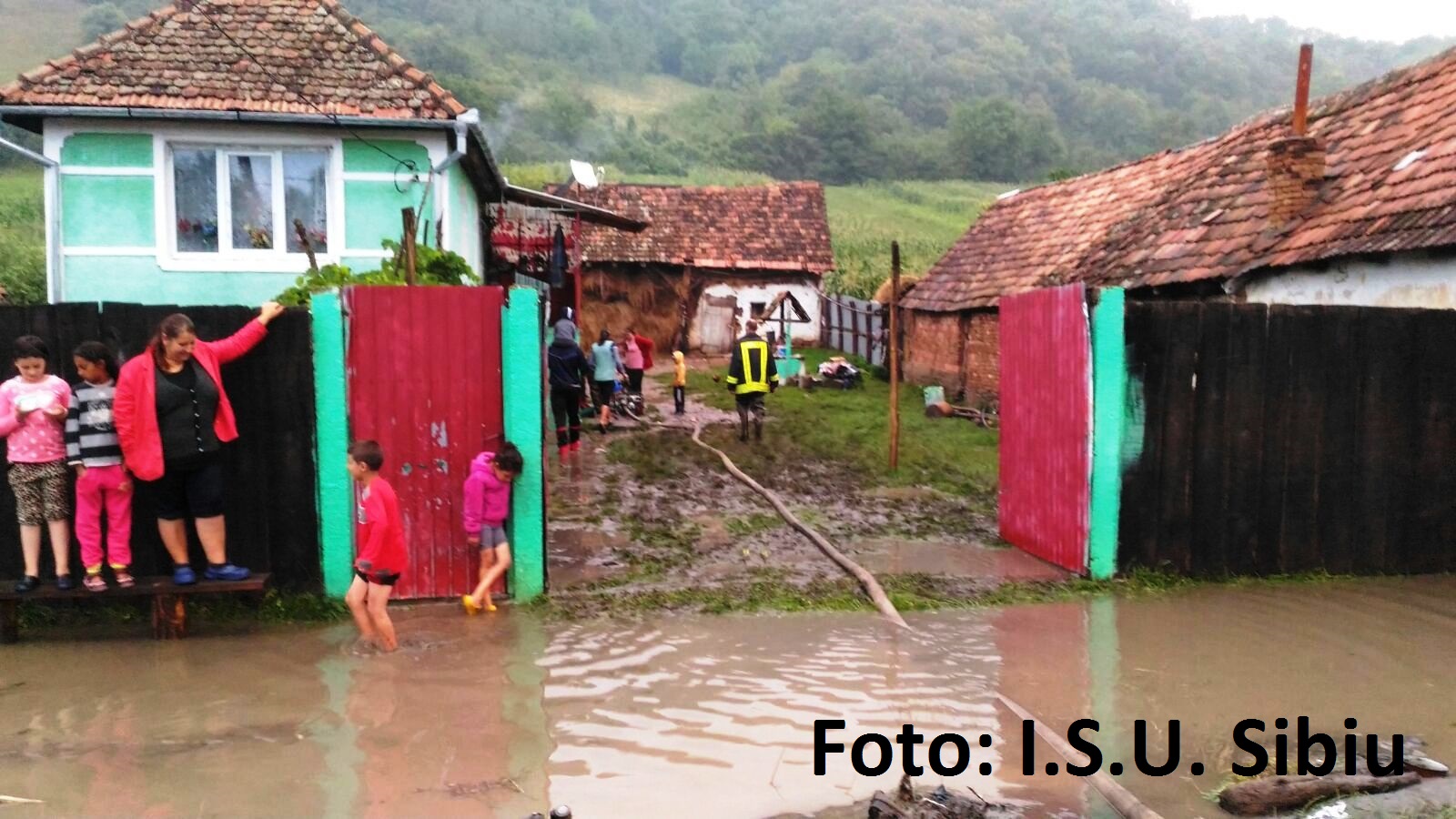 UPDATE FOTO: Inundaţii în judet, peste 30 de gospodării afectate la Iacobeni