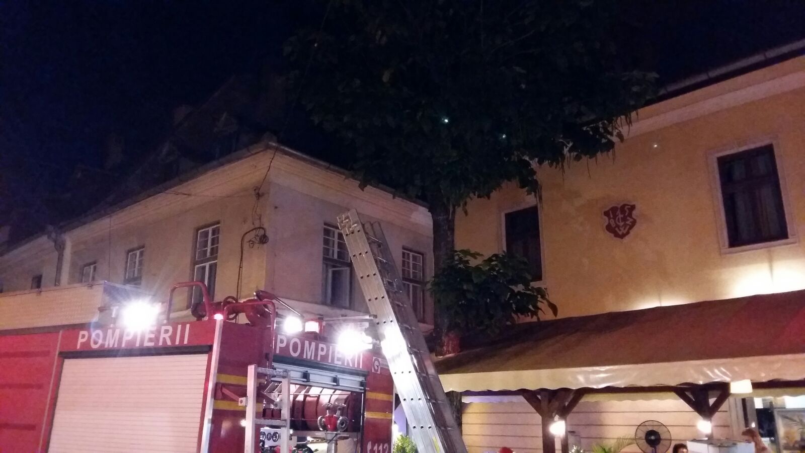 FOTO-VIDEO: Incendiu în Piaţa Mare, la hornul unei clădiri