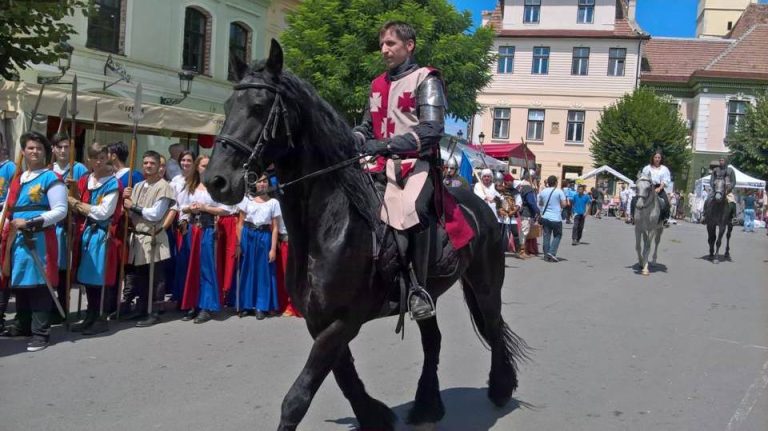FOTO și VIDEO: Paradă în deschiderea Festivalului Mediaș Cetate Medievală
