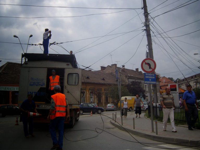 Au distrus firele de troleibuz din Mediaș. Haos în cea mai mare intersecție