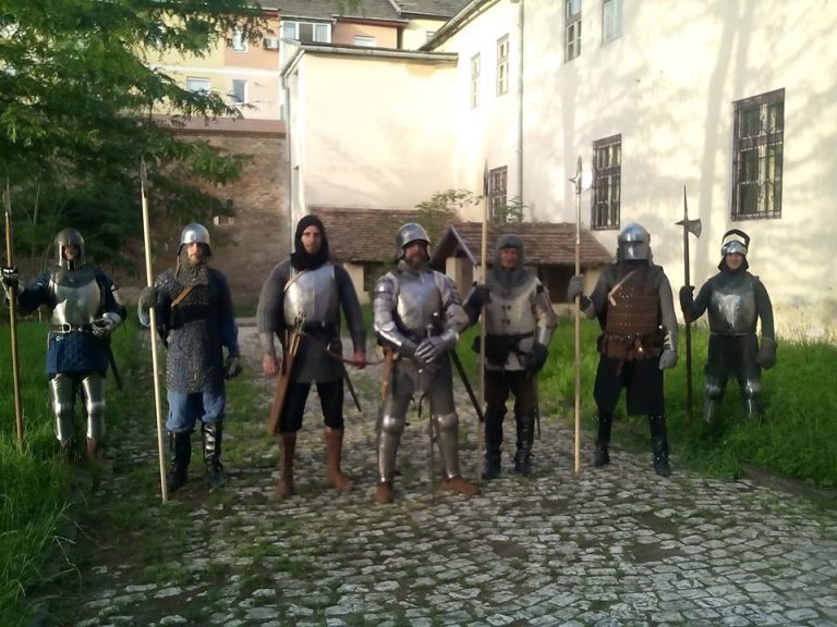 Cetatea Mediașului apărată de Strajă. Cavalerii curajoși patrulează pe străzile orașului