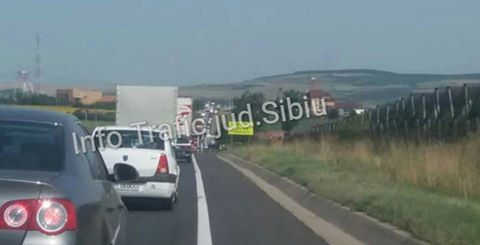 Un TIR a intrat în şanţ la Miercurea Sibiului, traficul a fost restricţionat