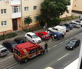 Biciclist lovit de maşină şi aruncat peste două autoturisme parcate