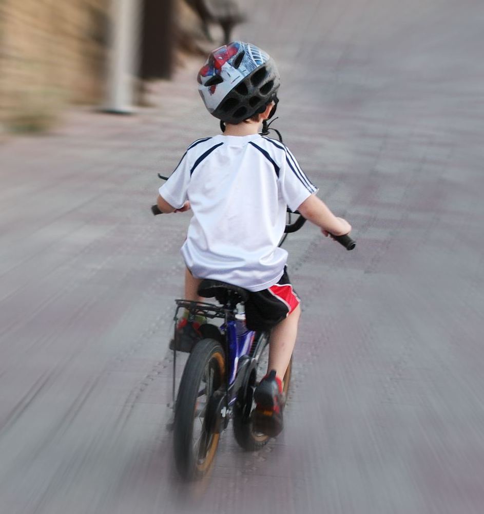 Copil pe bicicletă lovit de o maşină