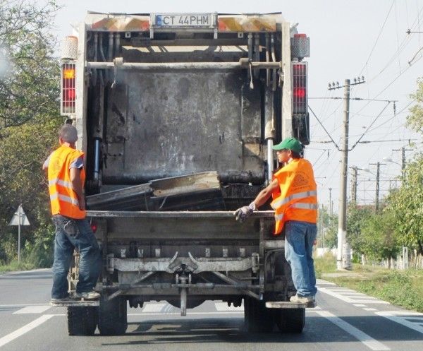 Accident de muncă la o firmă de salubritate, un tânăr a murit strivit de autospeciala de gunoi
