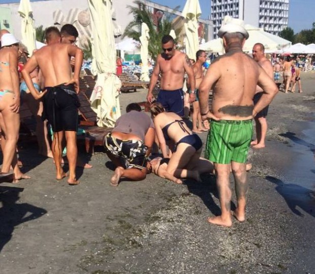 O femeie, resuscitată minute în şir pe plajă