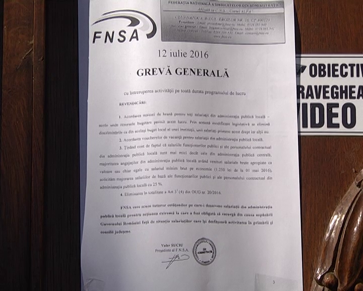 Închis la primărie! Funcţionarii sunt în grevă generală