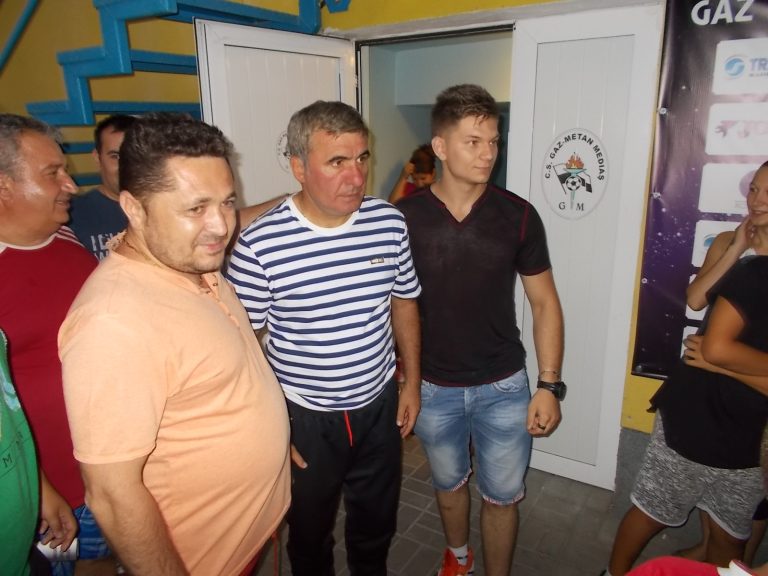 GALERIE FOTO: Gheorghe Hagi, asaltat de medieșenii amatori de poze și autografe