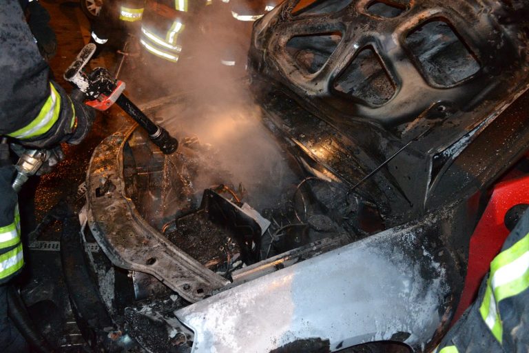 O mașină a luat foc din cauza unui scurtcircuit