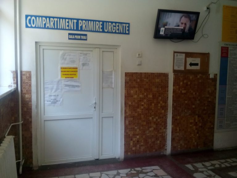 Doi răniți după ce semiremorca unui autotren a lovit o mașină