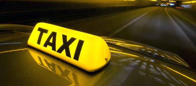 ULTIMA ORĂ: Taxi implicat într-un accident rutier în Sibiu. O victimă a ajuns la spital