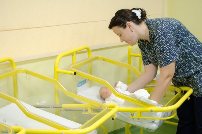 Numărul deceselor a scăzut în luna ianuarie, față de anul trecut, și a crescut numărul de nașteri