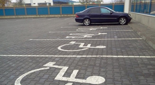 Tupeu: Parchează fără probleme pe locurile rezervate personalor cu handicap